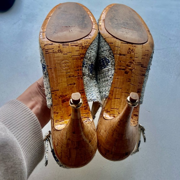 Chanel with swarovski crystals and golden ring detail on a heel - Picture 3 of 4